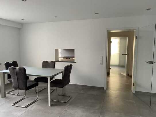 Modernisierte und sehr flexible Wohnung mit viereinhalb Zimmern und zwei Balkonen in Köln Lindenthal