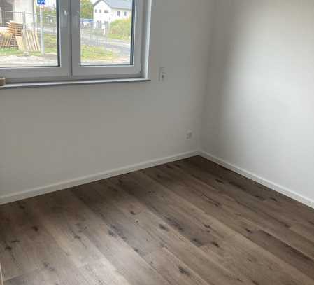 Ökologischer Neubau mit EBK: Stilvolle 2-Zimmer-Terrassenwohnung in Butzbach möbliert/teilmöbliert