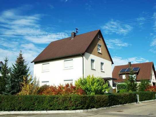 Gartenparadies mit renovierungsbedürftigem 2–3 Familienhaus