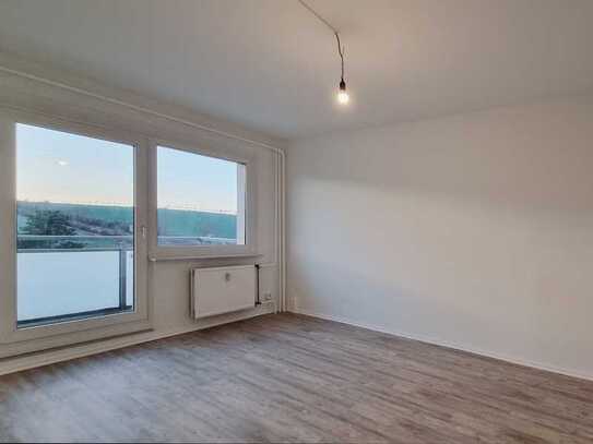 WIR RENOVIEREN - Deine neue 1-Zimmer-Wohnung mit Feldblick, Balkon und Personenaufzug!