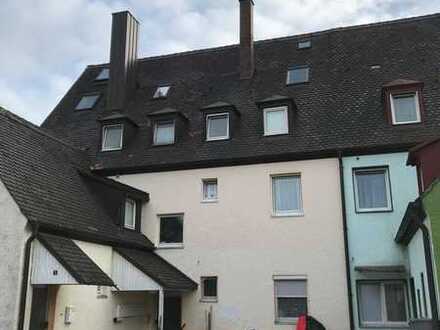 Renovierungsbedürftig Dachgeschosswohnung mit Stellplatz in Ansbach, einmalig