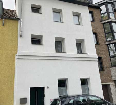 Stilvolle, geräumige und neuwertige 1-Zimmer-Wohnung mit Balkon in Köln