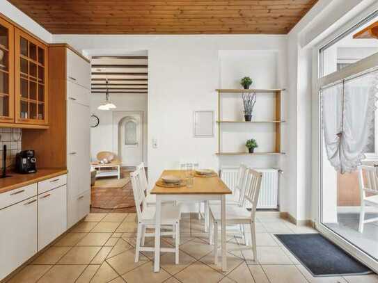 Wunderschöne 4-Zimmer-Altbauwohnung mit moderner Ausstattung großer Terrasse und Einbauküche