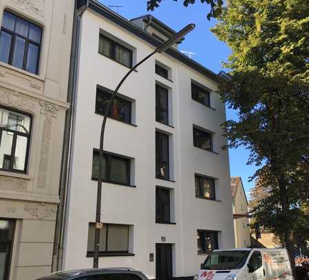 Stilvolle, modernisierte 1-Zimmer-Wohnung mit Balkon und Einbauküche in Köln Nippes