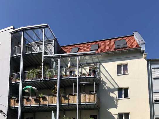 Außergewöhnliche, neuwertige 3-Zi.-DG-Wohnung, barrierefrei