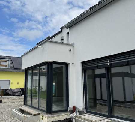 Neubau - freistehendes Einfamilienhaus mit Carport