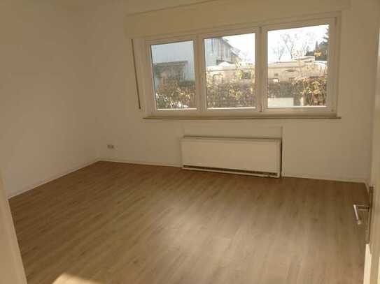 schöne sanierte 2-Raum-Wohnung mit Küchenzeile in Oberesslingen am N.