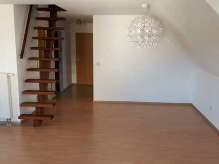 Sonnige Dachgeschosswohnung mit 2-Zimmern sowie Balkon + Einbauküche in Utzmemmingen