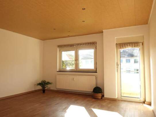 Gut gelegene 3- Zimmerwohnung mit Balkon und Garage