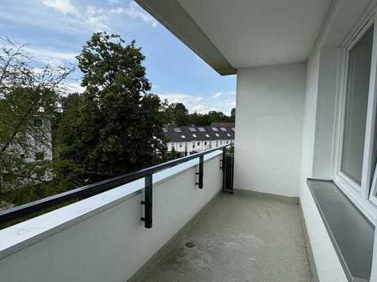 3,5 Zimmer, Balkon, neu tapeziert und frisch gestrichen mit modernem Wannenbad