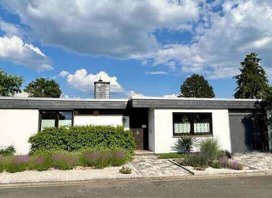 Bungalow mit Souterrain, Atriumgarten und Garage