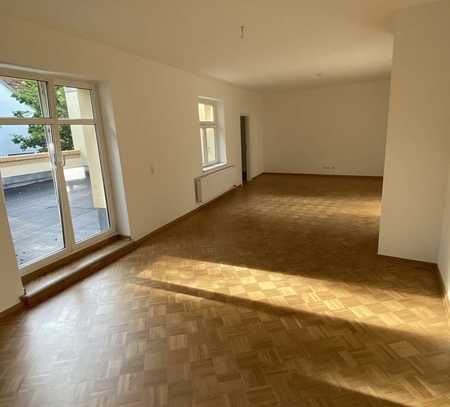 Sofort bezugsfertig: Frisch renovierte Dachgeschosswohnung mit 40 m² großer Süd-Terrasse