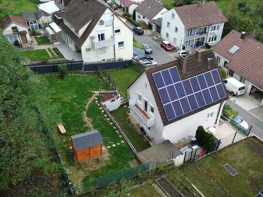 Freistehendes Einfamilienhaus mit großem Garten, Balkon, 2 Terrassen und Einzelgarage