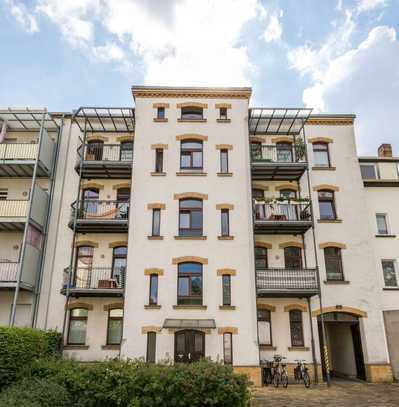 Sonniger Balkon sowie neue Einbauküche und Tageslichtbad mit Wanne