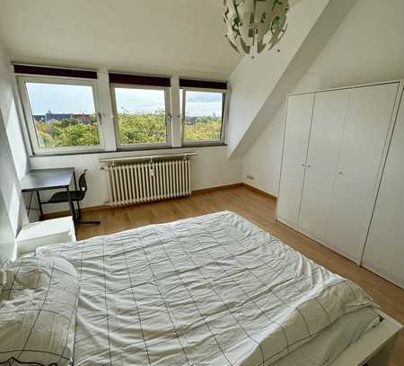 Voll mobliert, Stilvolle 2-Zimmer-Wohnung mit Einbauküche in Düsseldorf Golzheim, mit parkblick