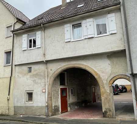 Großzügiges 1 Familienhaus mit ELW in zentraler Lage