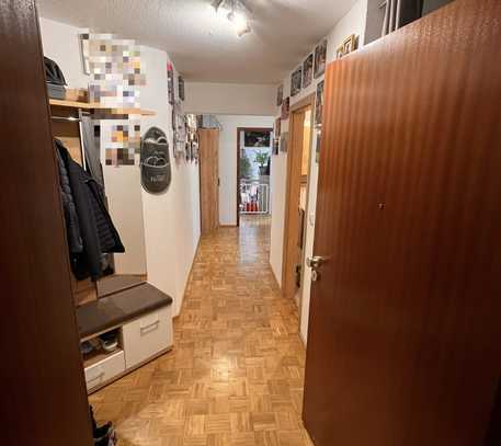 Exklusive, geräumige und sanierte 3-Zimmer-Wohnung mit Balkon und EBK in Leonberg