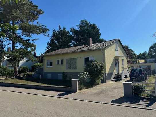 Freistehendes Einfamilienhaus in schöner ruhiger Lage auf herrlichem Grundstück !