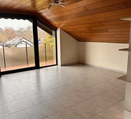 Geschmackvolle 3-Zimmer-DG-Wohnung mit Balkon und EBK in Mörfelden-Walldorf
