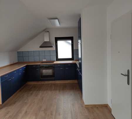 Schöne 2,5-Zimmer-Wohnung im Dachgeschoss eines Dreifamilienhauses mit Balkon und Carport