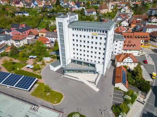 Freistehendes Hochhaus sowie Parkplatzgrundstück