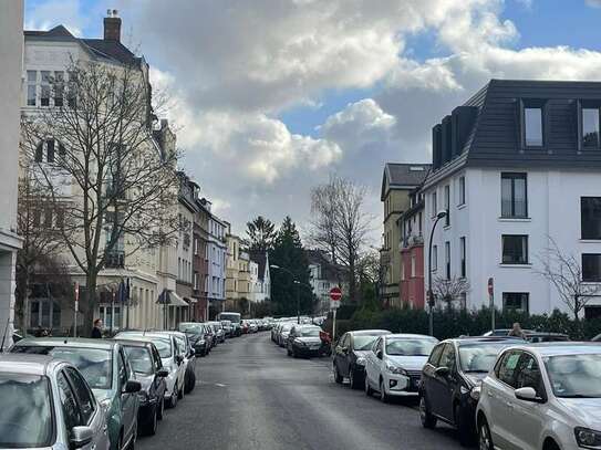 Supergelegene 2-Zimmer-Wohnung mit Einbauküche in Klettenberg,