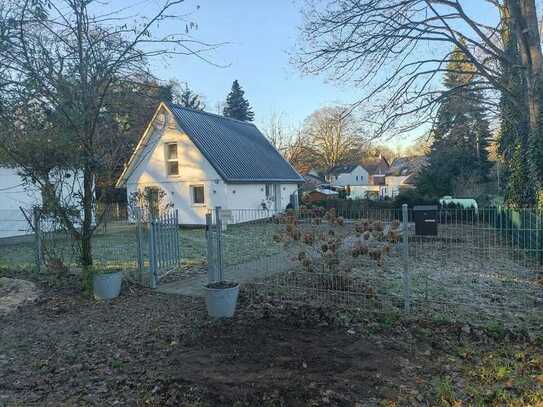 Freistehende kleines Einfamilienhaus - Mitten im Wald - wie bei Hänsel und Gretel