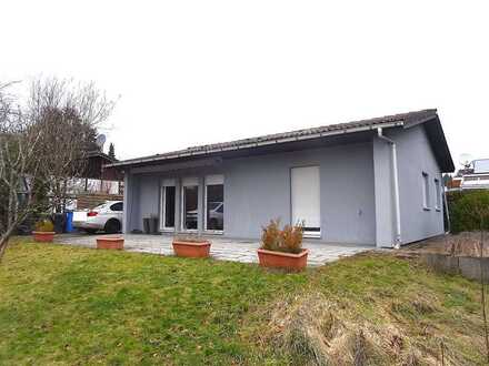 Wohnen wo andere Urlaub machen Bungalow mit Terrasse und Garten in der Waldsiedlung, nahe am See.