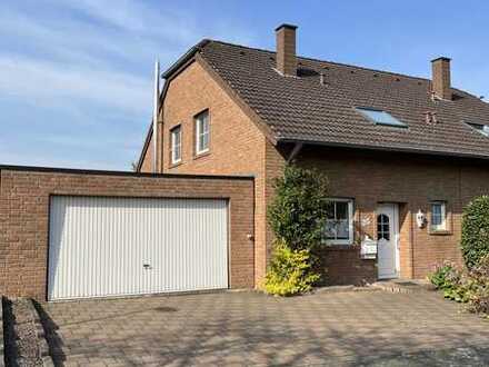Traumhafte Doppelhaushälfte mit Blick ins Grüne und großer Garage