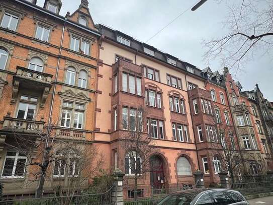 Traumhafte 2-Zimmer-Altbau-Wohnung mit Dachterrasse in der Sophienstraße 148, Weststadt