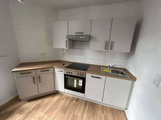 große sonnige Zimmer * neu hergerichtet * Einbauküche * Balkon