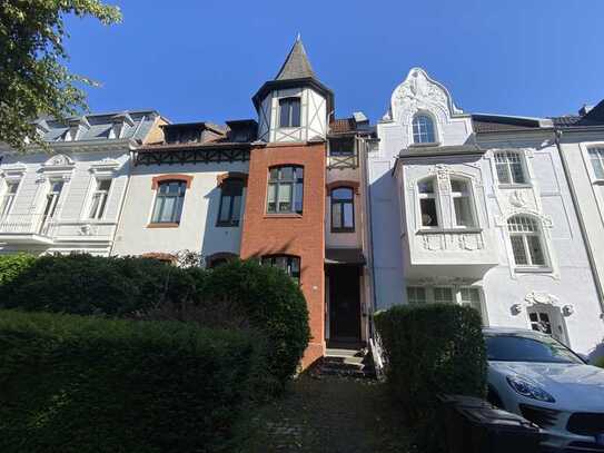 Elegante 3-Zimmer-Altbauwohnung mit ausgebautem Spitzboden und Terrasse in Bockum zu vermieten