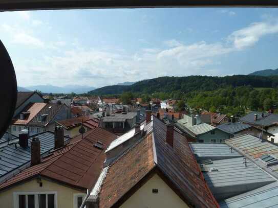 Außergewöhnliche 3 ZKB Maisonette Wohnung mit traumhaften Blick in den Isarwinkel