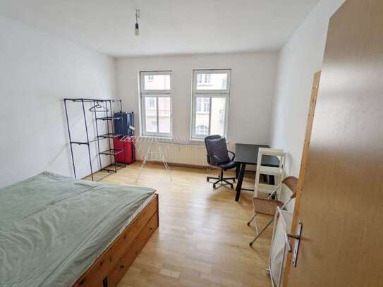 Großes helles WG-Zimmer, möbliert, im Zentrum | Large bright room, furnished, city centre