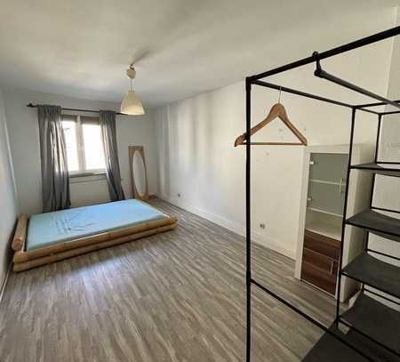 ***INNENSTADT-WEST-Künsterlwohnung mit Laminat, Fliesen & Wannenbad***