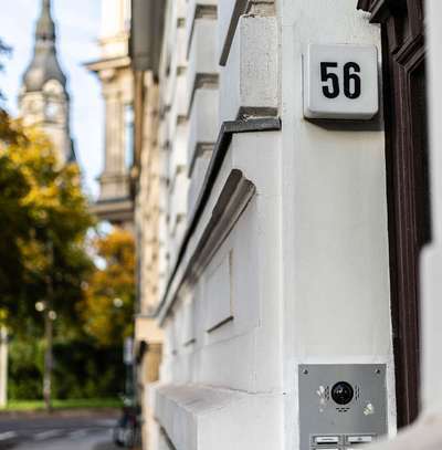 Bei uns haben Sie außen Gründerzeit & Innen Neubau I Tageslichtbad mit Wanne I Einbauküche