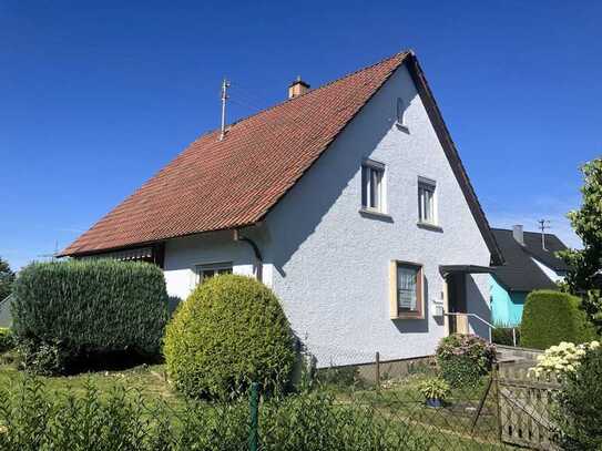 Großes Einfamilienhaus mit Garten und Garage