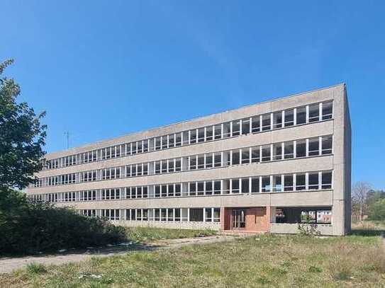 Entkerntes Bürogebäude mit einer BGF von ca. 2.500 m² und Erweiterungsmöglichkeit