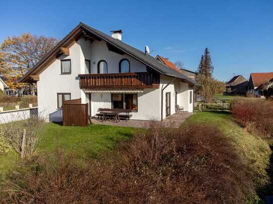 Gepflegtes, freistehendes Haus mit 2 Wohneinheiten in naturnaher Lage in Westerheim bei Memmingen.