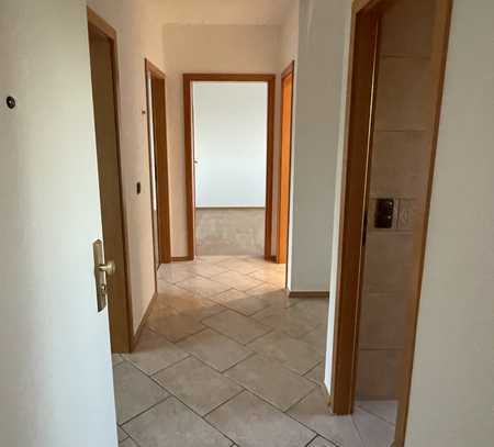 geflegte 3 Zimmer Wohnung mit Küche und Süd/West Balkon