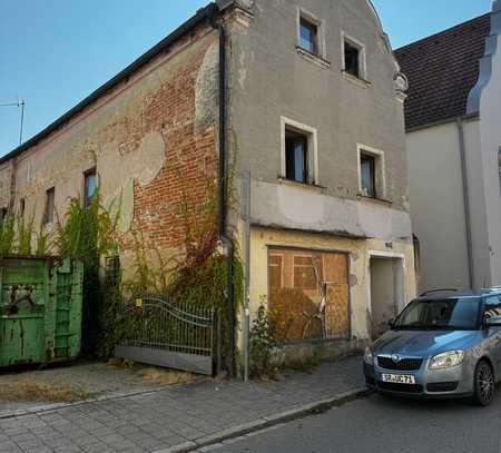 Renovierungsbedürftiges Mehrfamilienhaus in Geiselhöring