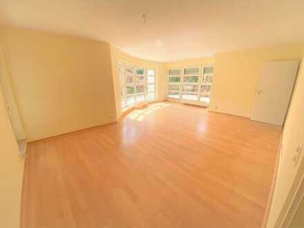 **Wunderschöne 3-Zi-Whg (EG, 91m²) mit gr. Terrasse, TG-Stellplatz, EBK, fast barrierefrei!**