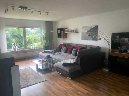 Geschmackvolle Hochparterre-Wohnung mit sechs Zimmer sowie Balkon und EBK in Hauneck-Unter