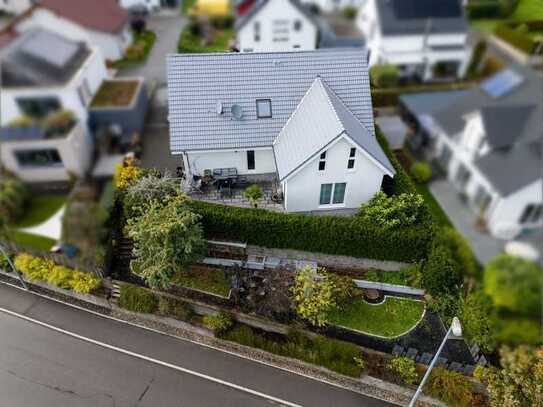 Modernes Zweifamilienhaus in idyllischer Lage: Ihr Traumhaus für die ganze Familie