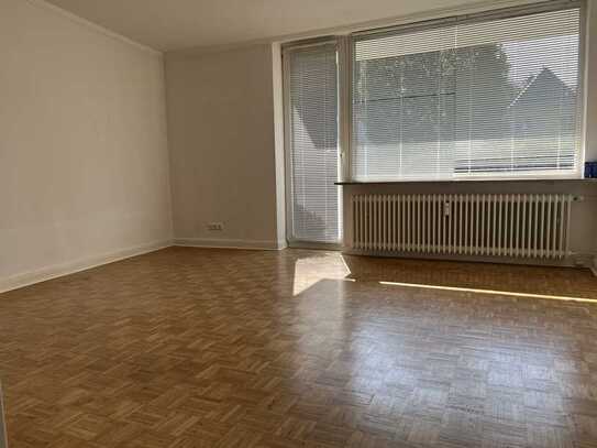 Befristete 2-Zimmer-Hochparterre-Wohnung mit Balkon und Einbauküche in Hamburg Iserbrook