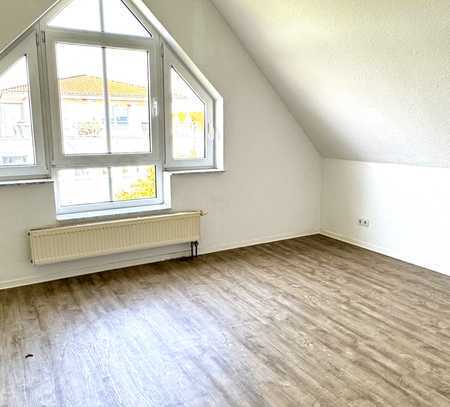 Träumen im Dachgeschoss mit Blick ins Grüne und bester Verkehrsanbindung.