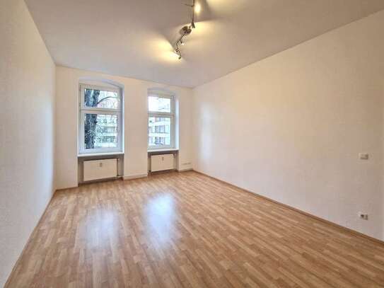 Euer Wohntraum in der Hauptstadt! Renovierte Altbau-Wohnung im 1. Obergeschoss