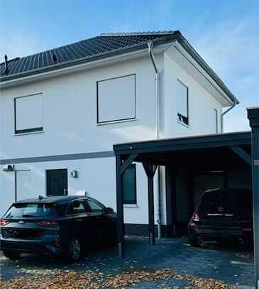 Moderne Doppelhaushälfte mit Dachterrasse und Carport