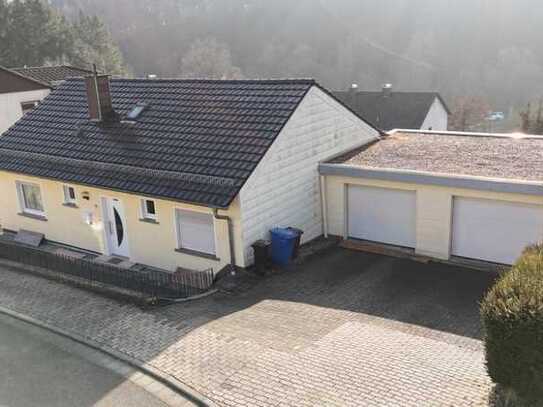 +++Attraktives Ein- bis Zweifamilienhaus mit Südwest-Balkon, Terrasse und sonnigem Garten, Doppel...