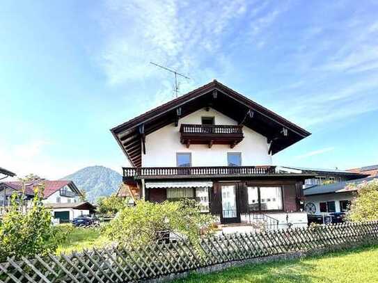 Schönes Zweifamilienhaus mit tollem Ausblick auf den Rauschberg und sonnigem Garten